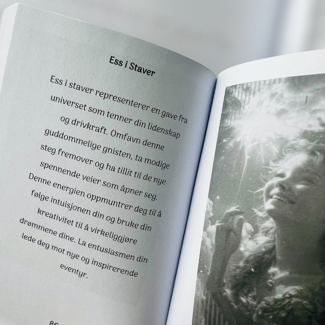 Mini Pocket Tarot – liten tarotkortstokk med guidebok (norsk)